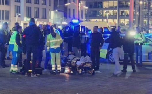 Έξι τραυματίες, δύο σε κρίσιμη κατάσταση μετά από επίθεση με μαχαίρι – ΕΙΚΟΝΕΣ
