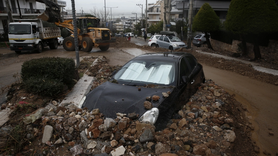 Πάνω από 1.500 κλήσεις στην Πυροσβεστική από την κακοκαιρία στην Αττική