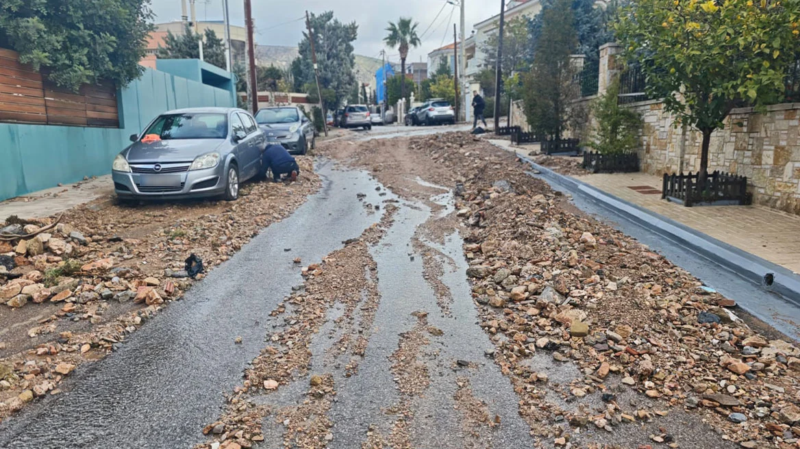 Άνω Γλυφάδα: Γεμάτοι λάσπες και πέτρες οι δρόμοι – «Δεν έχω ξαναδεί τέτοιο χάος», λένε κάτοικοι