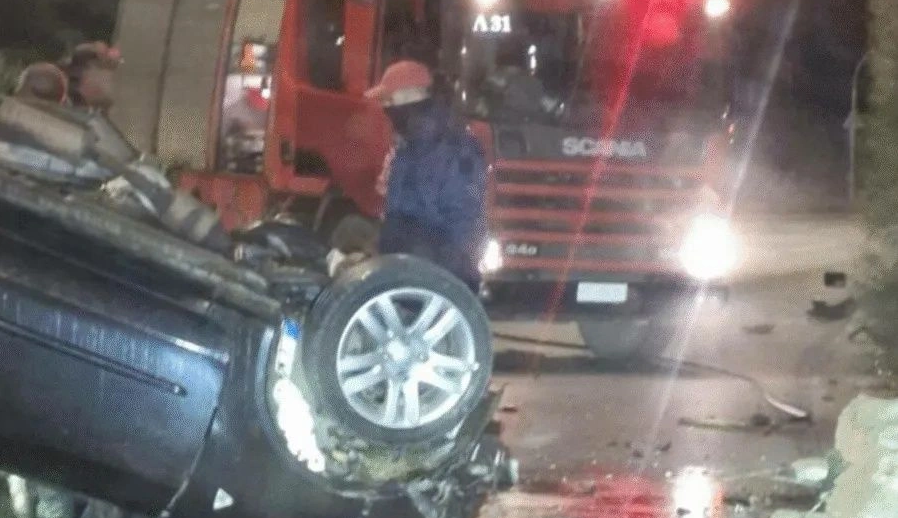 Τραγωδία στο Μαρκόπουλο: Αυτοκίνητο καρφώθηκε σε τσιμεντένια μάντρα – Νεκρός ο οδηγός