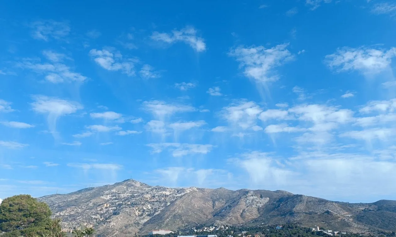 Ένα σπάνιο φαινόμενο στον ουρανό της Αττικής: Τα σύννεφα virga σε γαλάζιο φόντο