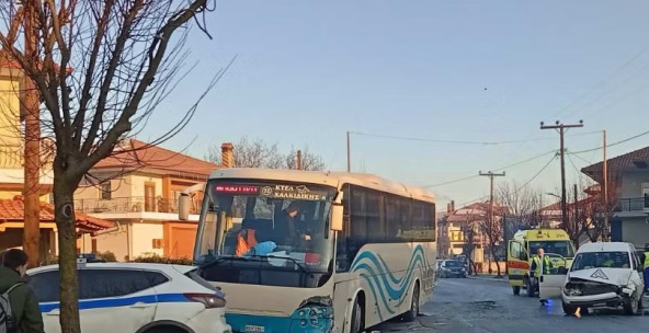 Τροχαίο στην Αρναία Χαλκιδικής – Λεωφορείο με μαθητές συγκρούστηκε με βαν