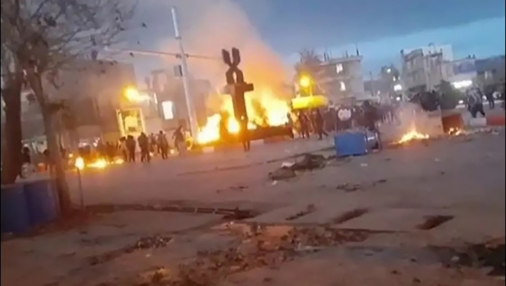 Νυχτερινές διαμαρτυρίες συνεχίζονται σε πολλές ιρανικές πόλεις με εκκλήσεις για αλλαγή καθεστώτος