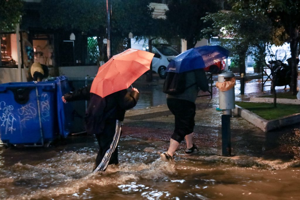 Κακοκαιρία Kristin: Σε κατάσταση επιφυλακής η Γλυφάδα – Πώς προετοιμάζονται οι κάτοικοι