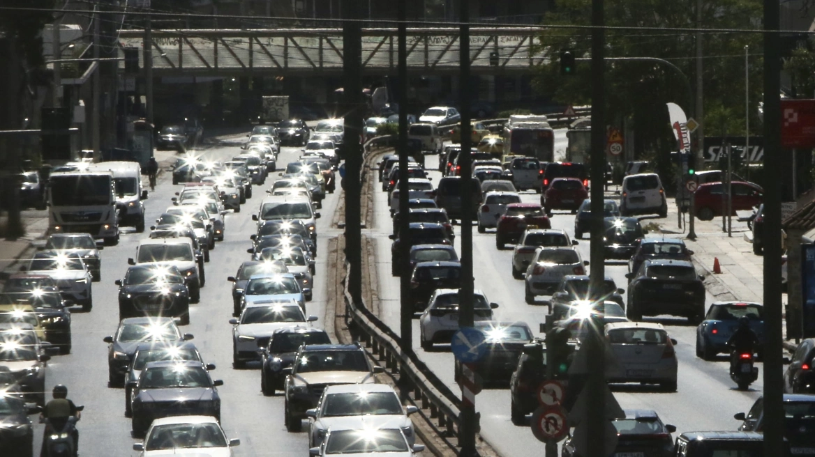 Κυκλοφοριακό κομφούζιο στη Λεωφόρο Κηφισίας μετά από φωτιά σε όχημα