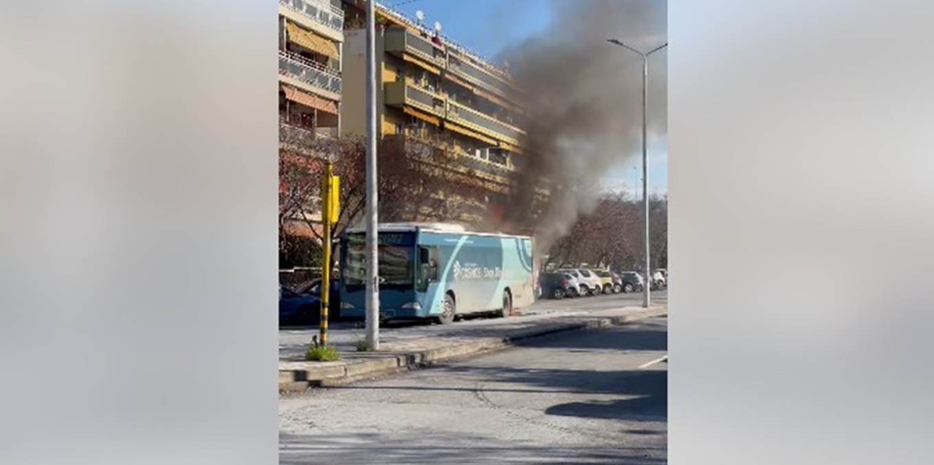 Στις φλόγες αστικό λεωφορείο στην ανατολική Θεσσαλονίκη – Ο οδηγός σώος