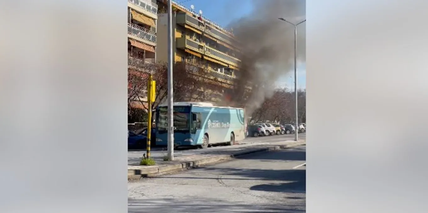 Στις φλόγες αστικό λεωφορείο στην ανατολική Θεσσαλονίκη – Ο οδηγός σώος
