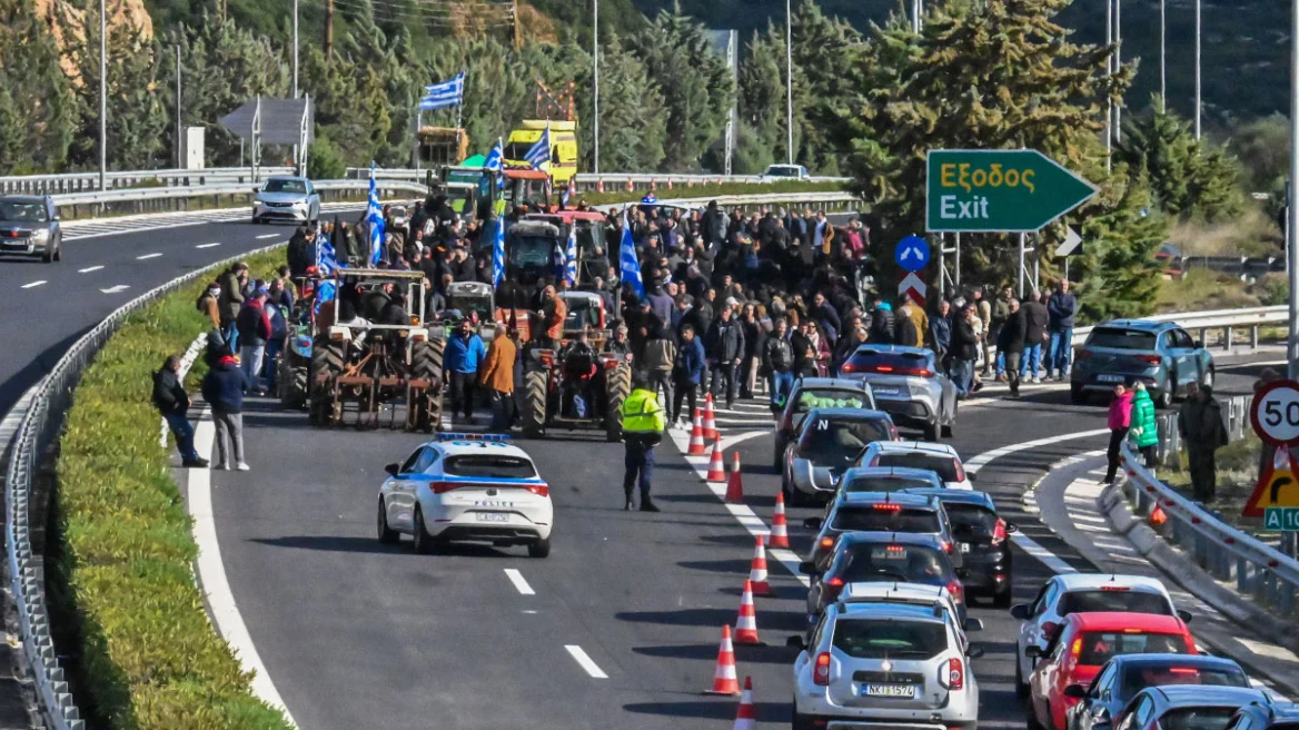 Χάος στους δρόμους: Αγρότες έκλεισαν Μαρτίνο, Κιάτο και Αρχαία Νεμέα – Ταλαιπωρία για τους ταξιδιώτες!