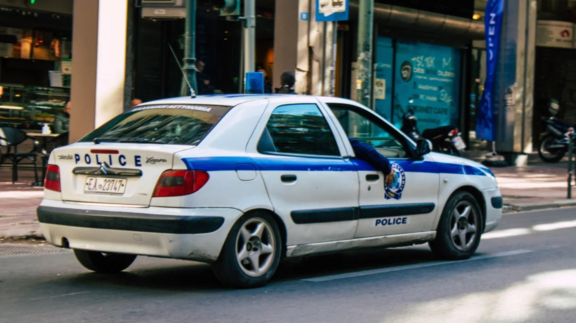 Καταγγελία για άγριο ξυλοδαρμό 19χρονων στην Πάτρα λόγω μπλούζας με την ελληνική σημαία