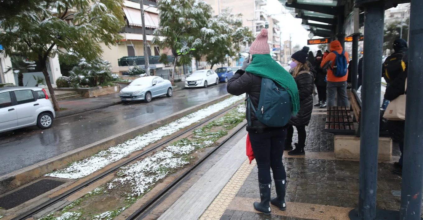 Χιονοθύελλα… στα λόγια; Σύγκρουση μετεωρολόγων για χιόνια μέχρι τη θάλασσα και “πολικές φωτοβολίδες
