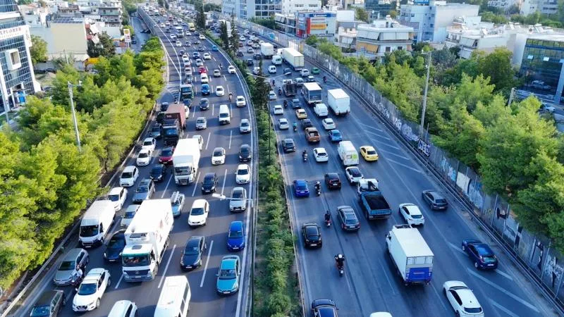 Σύγκρουση αυτοκινήτου με μηχανή στον Κηφισό