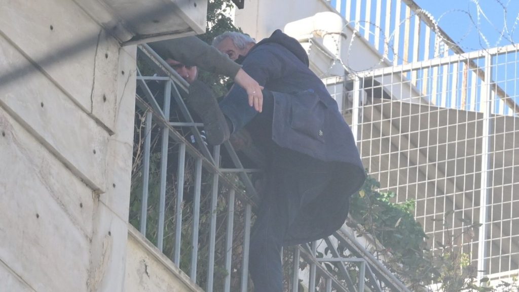 Ομόνοια: Απομακρύνθηκε ο άνδρας που απειλούσε να πέσει από την Πολεοδομία