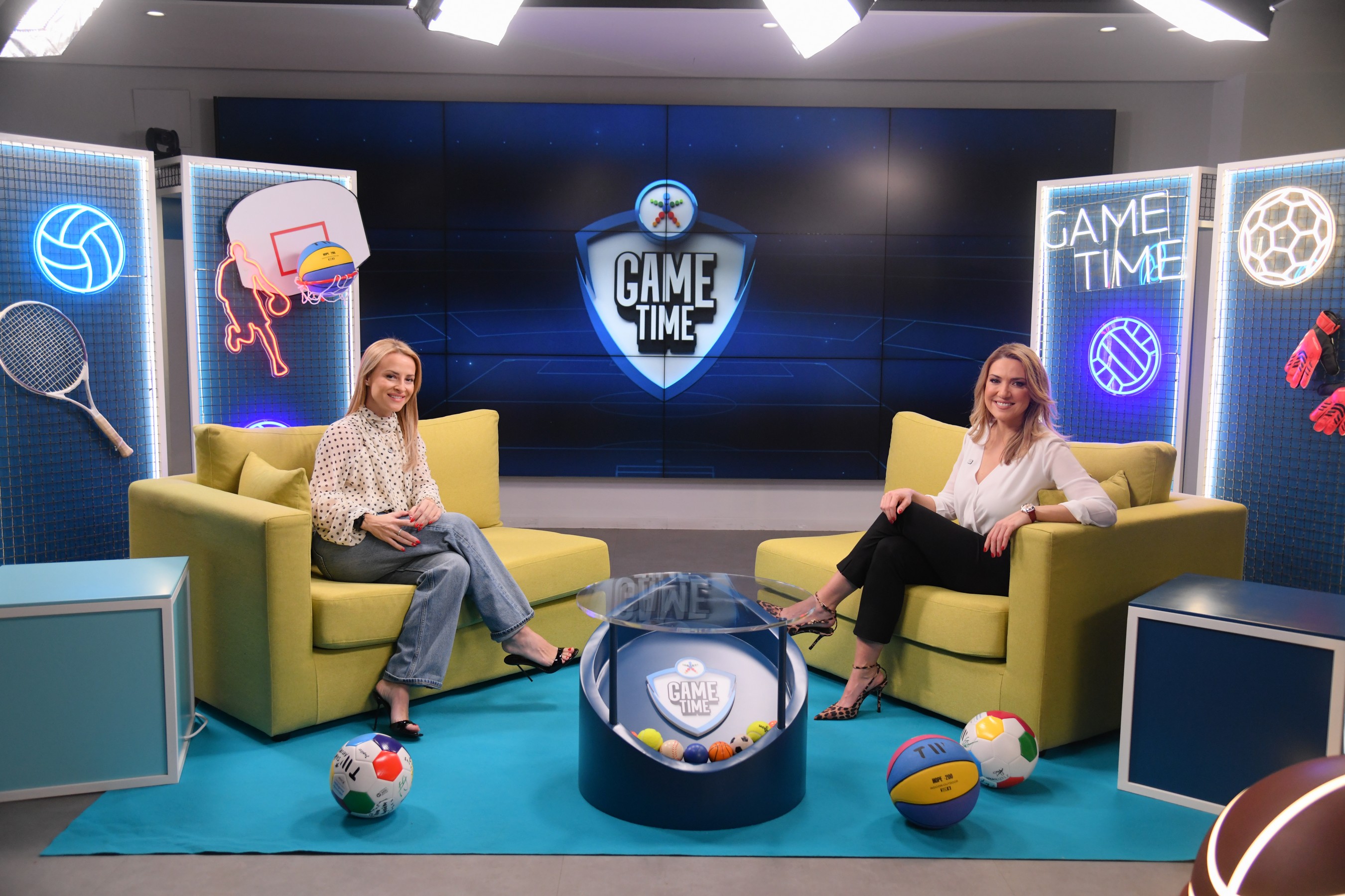 Η Έλενα Παπαβασιλείου βάζει γκολ στο ΟΠΑΠ Game Time με κλειστά μάτια