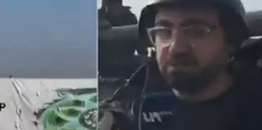 Ρεπόρτερ παρασύρθηκε από τανκ εν ώρα μετάδοσης – Δείτε ΒΙΝΤΕΟ