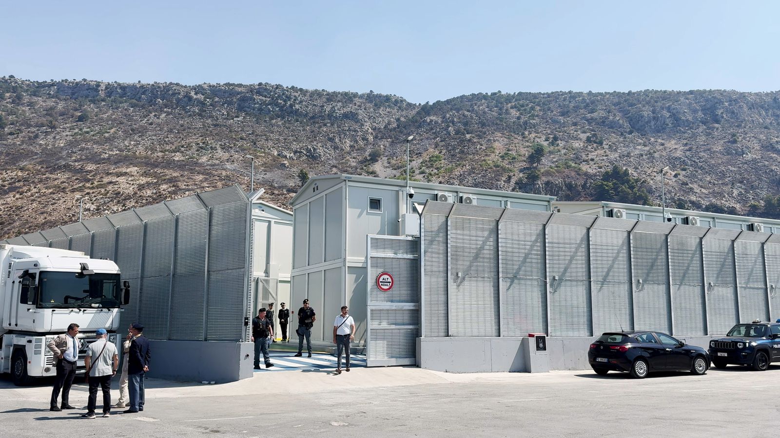 Λαθρομετανάστευση- ευκαιρία για business σε όχι και τόσο “καθαρά” χέρια