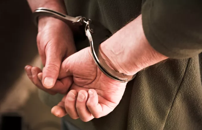 Η πρώτη σύλληψη για τον ξυλοδαρμό με αφορμή μπλούζα με την ελληνική σημαία