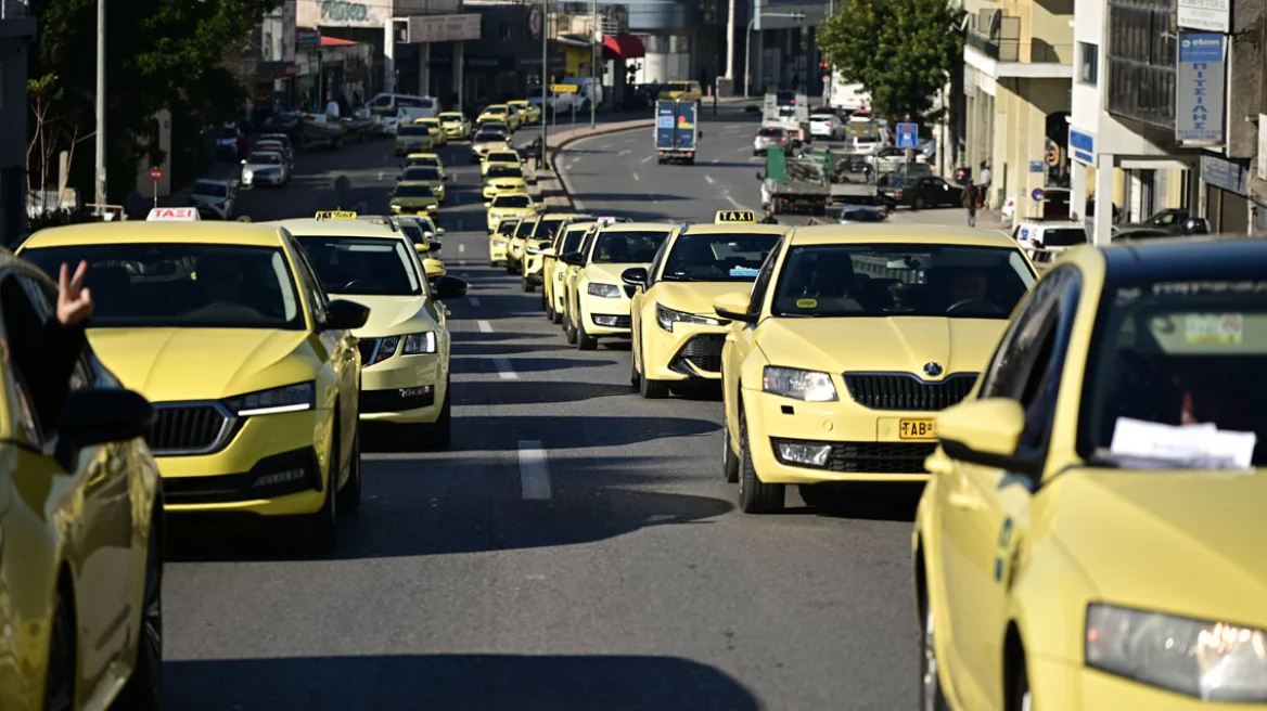 Ταξί: Σε εξέλιξη η μηχανοκίνητη πορεία προς το υπουργείο Μεταφορών – Στο «κόκκινο» το κέντρο της Αθήνας