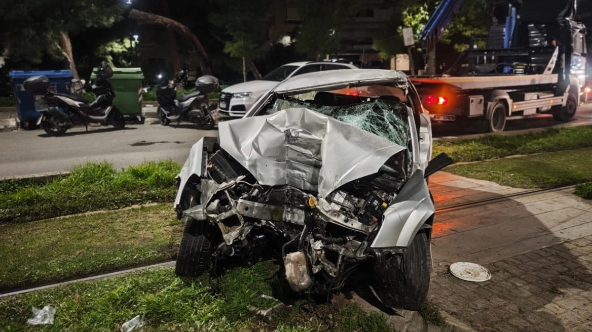 Σοβαρό τροχαίο πάνω στις ράγες του τραμ: Δύο τραυματίες στη Νέα Σμύρνη, αυτοκίνητο καρφώθηκε σε κολώνα