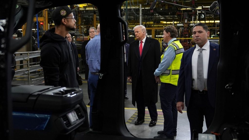 Σε διαθεσιμότητα εργαζόμενος της Ford μετά από φραστική επίθεση κατά του Τραμπ
