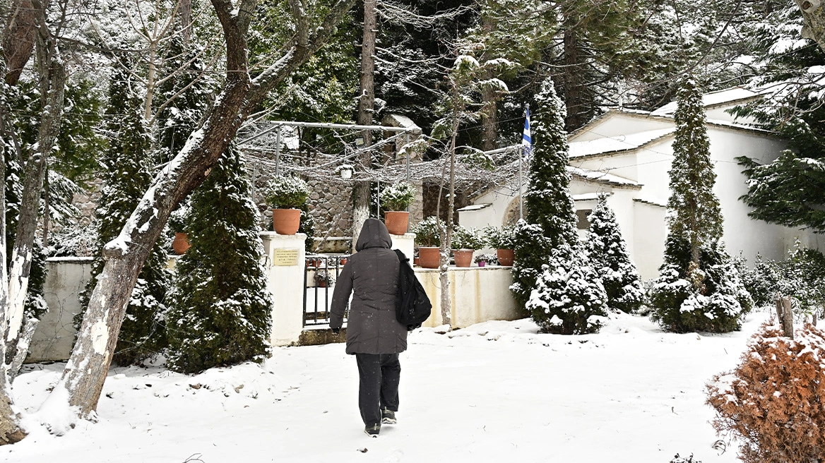 Χιονιάς διαρκείας με παγετό και θυελλώδεις ανέμους: Στα λευκά Πάρνηθα και Πεντέλη – Πού θα χιονίσει