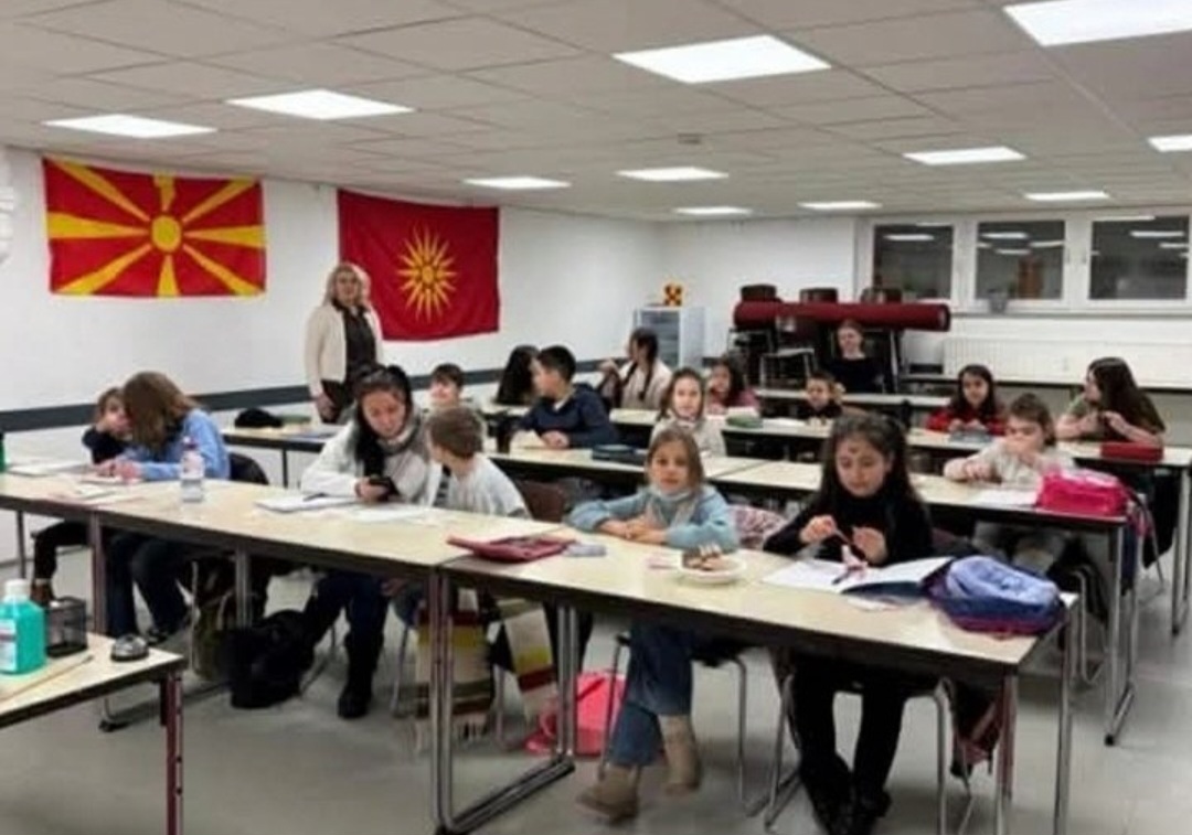 Σκοπιανοί ίδρυσαν σχολείο «μακεδονικής γλώσσας» στη Γερμανία με τον ήλιο της Βεργίνας
