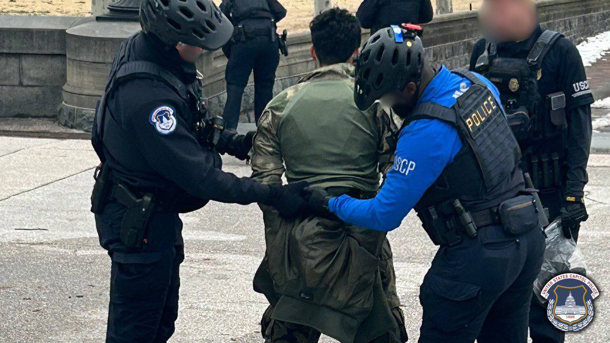 Η αστυνομία συνέλαβε άνδρα που έτρεχε προς το Καπιτώλιο των ΗΠΑ, με ένα γεμάτο κυνηγετικό όπλο
