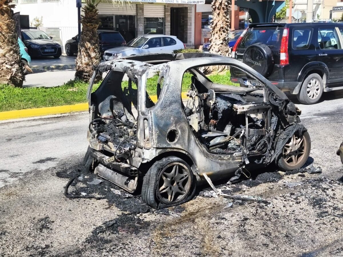 Άλιμος: Στις φλόγες παρκαρισμένο αυτοκίνητο στη λαϊκή του Άνω Καλαμακίου – Πανικός στη Λεωφόρο Ιωνίας