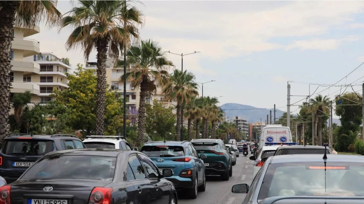 Στο κόκκινο η κίνηση σε Παραλιακή, Κηφισό και κέντρο λόγω καλοκαιρίας και Αγίου Βαλεντίνου