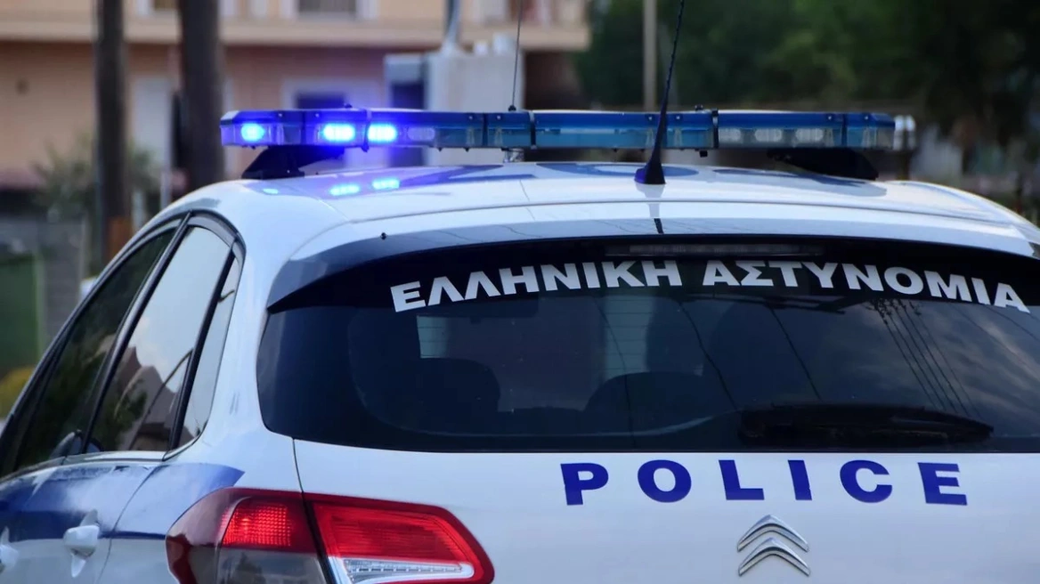 Θεσσαλονίκη: Έσπαγε τζαμαρίες και άρπαζε αντικείμενα από καταστήματα – Καταγράφηκε σε βίντεο