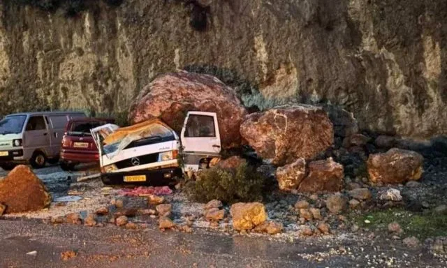 Βράχια καταπλάκωσαν αυτοκίνητα στην Πάργα – Αγωνία για νέο κύμα βροχών
