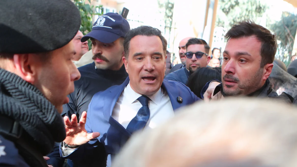Ένταση και τραυματισμοί στο Γενικό Κρατικό Νίκαιας – Σφοδρή αντιπαράθεση για τα επεισόδια στην επίσκεψη Γεωργιάδη