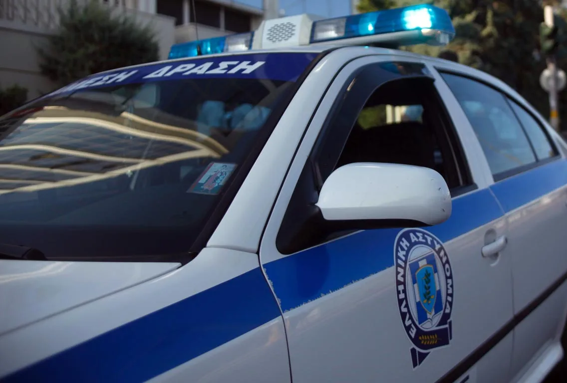 Στη ΓΑΔΑ οι συλληφθέντες για το κύκλωμα «αχυράνθρωπων» – Το κόλπο με τις απάτες και τους ΑΦΜ εταιρειών