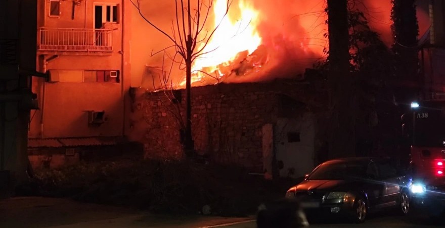 Μεγάλη πυρκαγιά στον Βόλο: Φωτιά σε κτίριο πίσω από τον Άγιο Κωνσταντίνο
