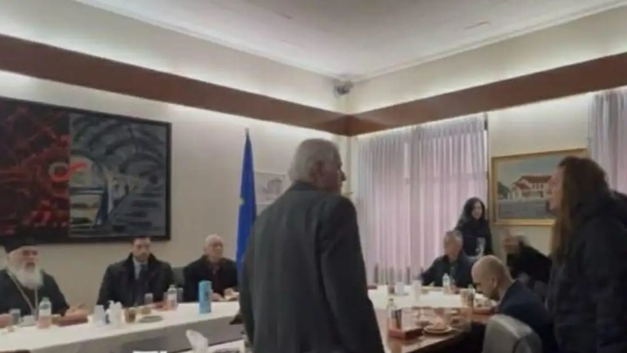 Χαμός στο μνημόσυνο των Τεμπών – Παρουσία Κυρανάκη
