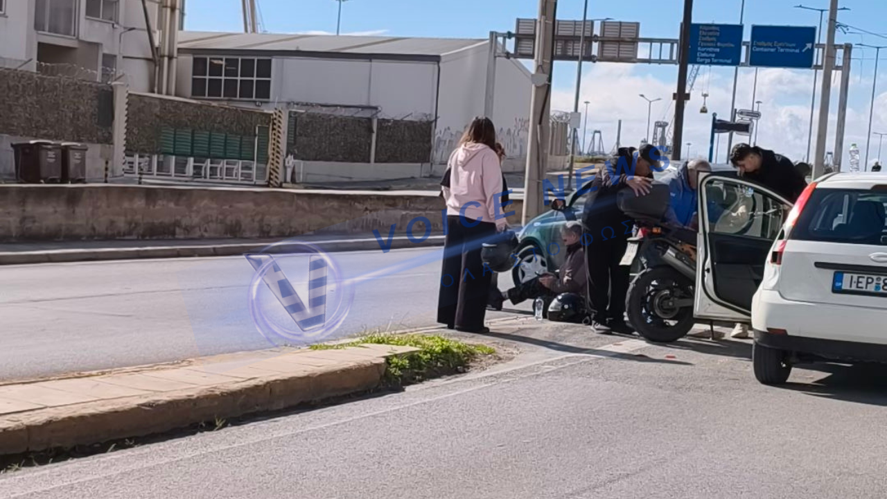 Τροχαίο στο Κερατσίνι: Αυτοκίνητο συγκρούστηκε με μηχανή στη Λεωφόρο Δημοκρατίας