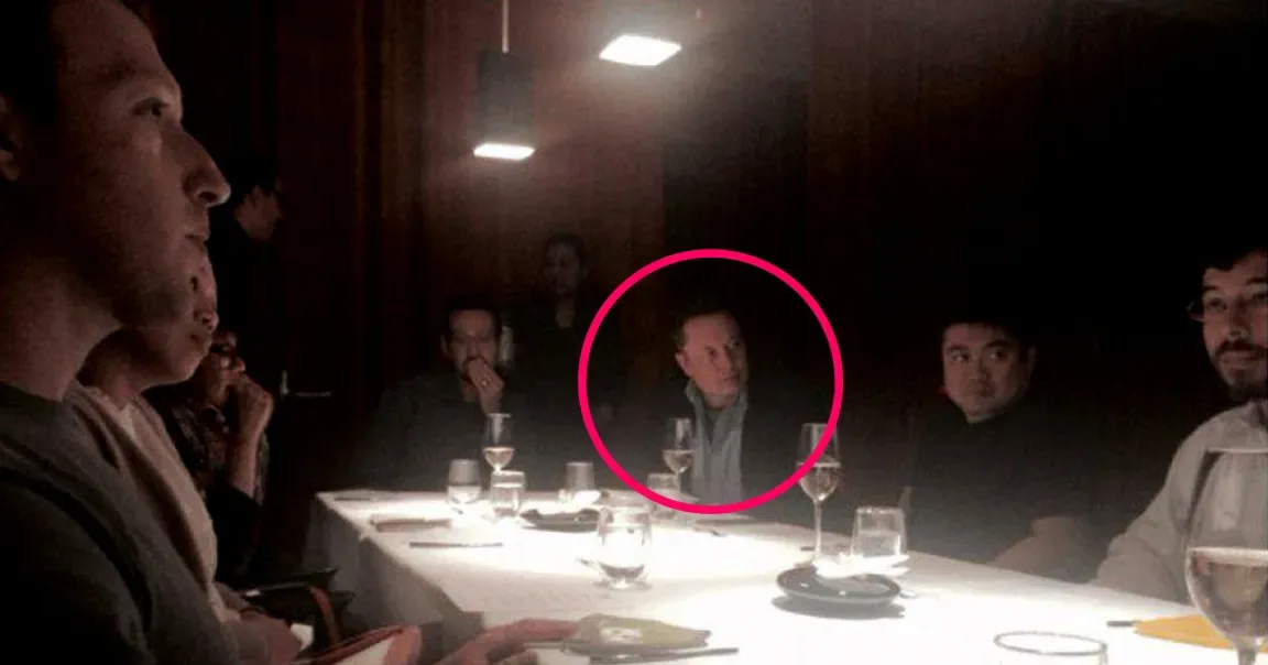 Φωτογραφία δείχνει τον Elon Musk σε δείπνο με τον Jeffrey Epstein