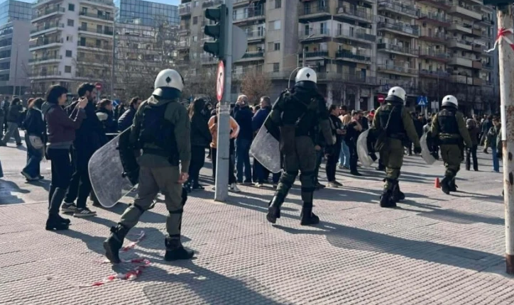 Μολότοφ και ένταση στο κέντρο της Θεσσαλονίκης: Πεδίο μάχης μετά την πορεία για τα Τέμπη