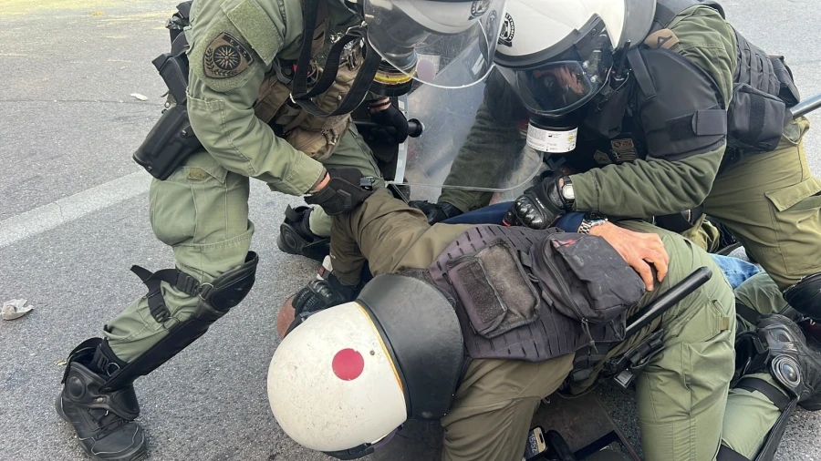 Αμαλίας: Διαδηλωτής προκαλεί ΜΑΤ και συλλαμβάνεται – Τον ξάπλωσαν στο έδαφος τα ΜΑΤ