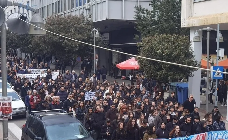 Λαμία: «Δεν ξεχνάμε, δεν συγχωρούμε» Μεγάλη συγκέντρωση και πορεία για τα τρία χρόνια από την τραγωδία στα Τέμπη