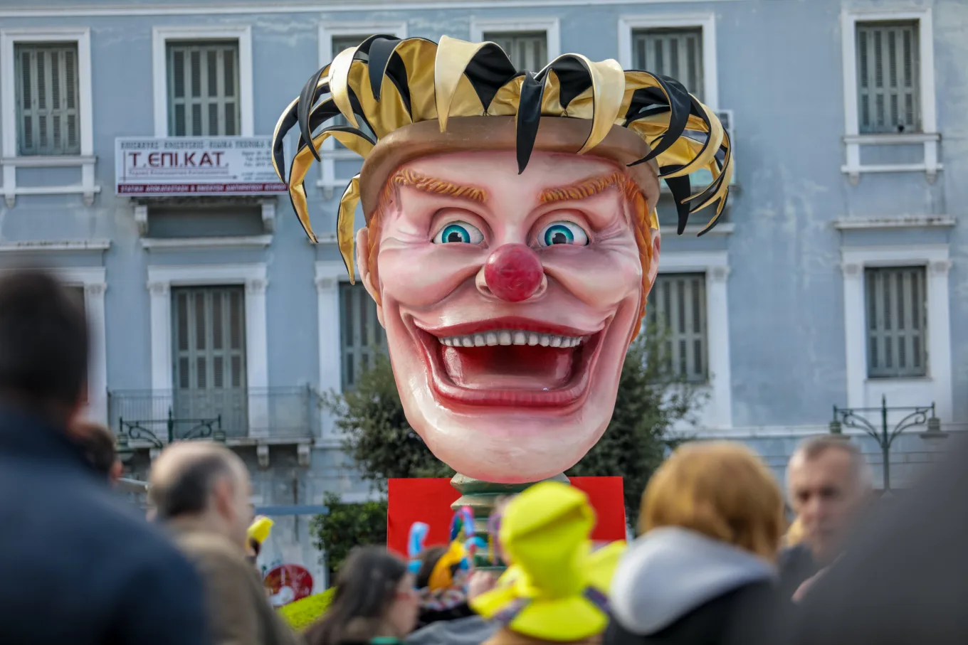 Κορύφωση καρναβαλιού Πάτρας: Παρελάσεις, σοκολατοπόλεμος και αστείρευτο κέφι