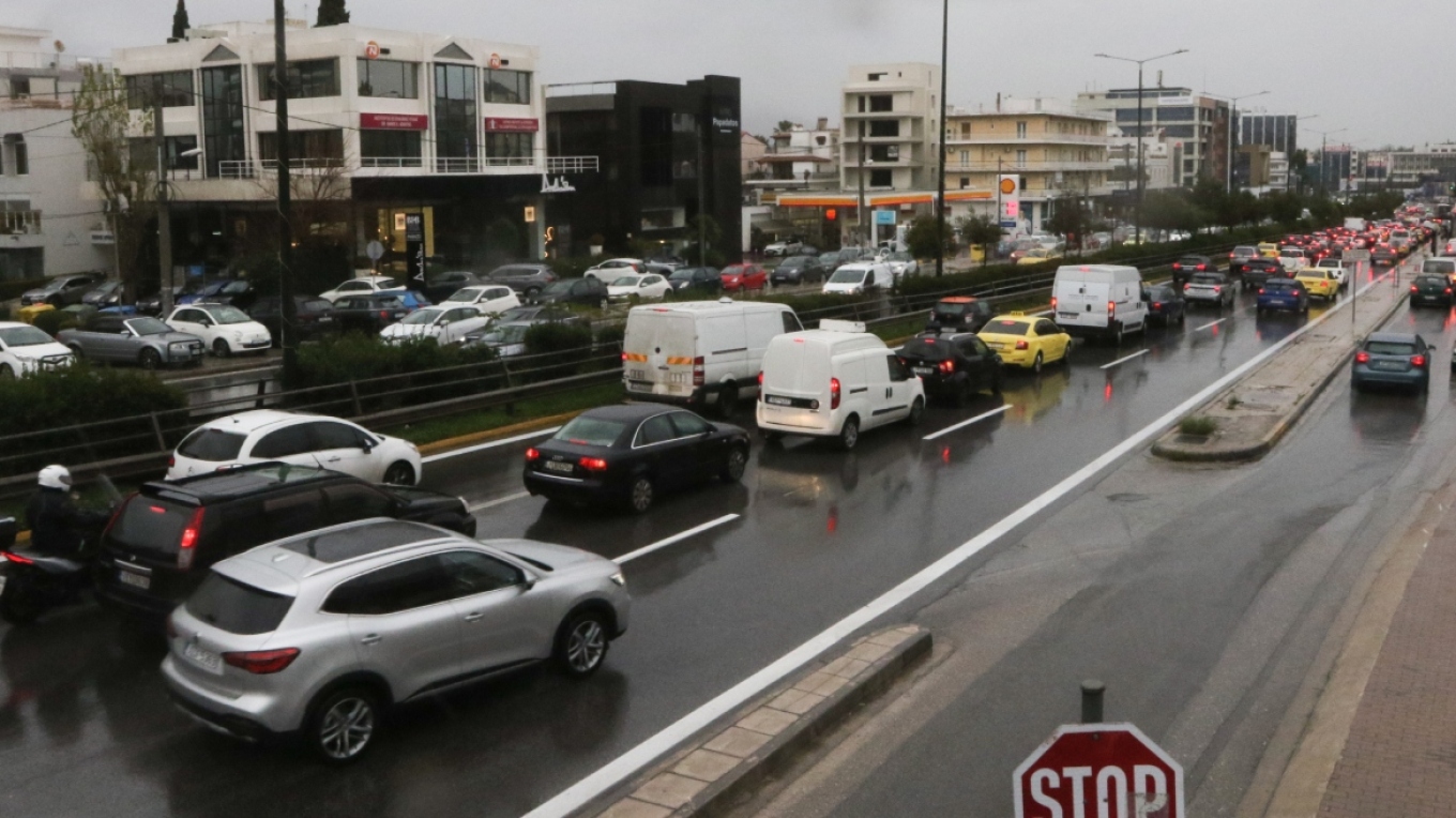 Kίνηση τώρα στους δρόμους: Μποτιλιάρισμα σε Κηφισό και κέντρο – Έως 20’ καθυστερήσεις στην Αττική Οδό