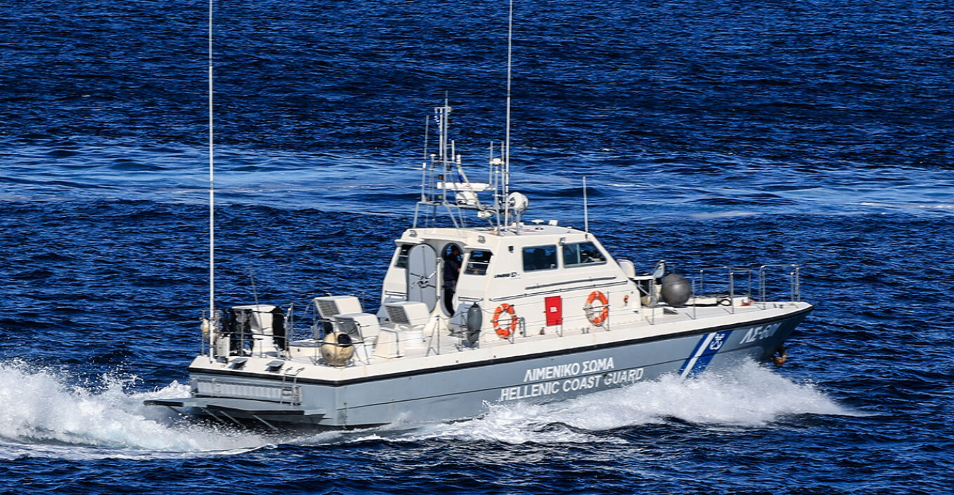Συναγερμός νότια των Καλών Λιμένων – Επιχείρηση διάσωσης με 14 διασωθέντες