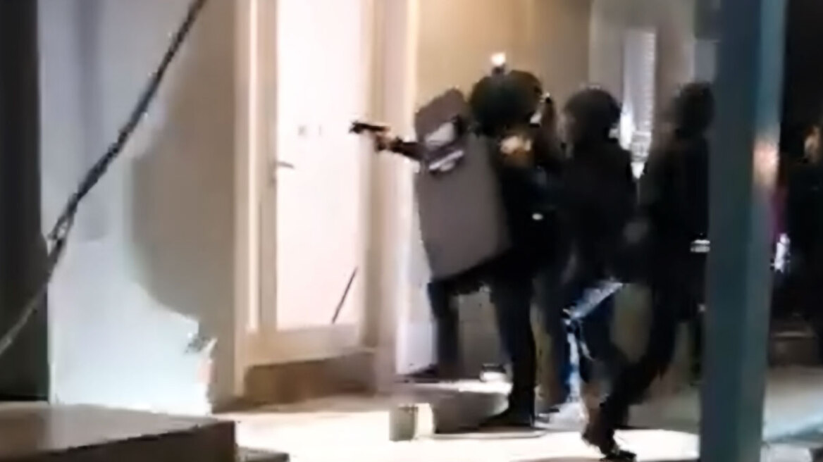 Αστυνομική σύλληψη: Ρομά κακοποιοί πέφτουν πάνω στον γιο της ηλικιωμένης