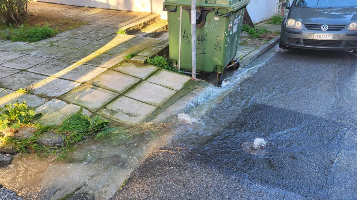 Πλημμύρισαν δρόμοι στο Νέο Ηράκλειο από βλάβη σε αγωγό – Χωρίς νερό πολλά σπίτια
