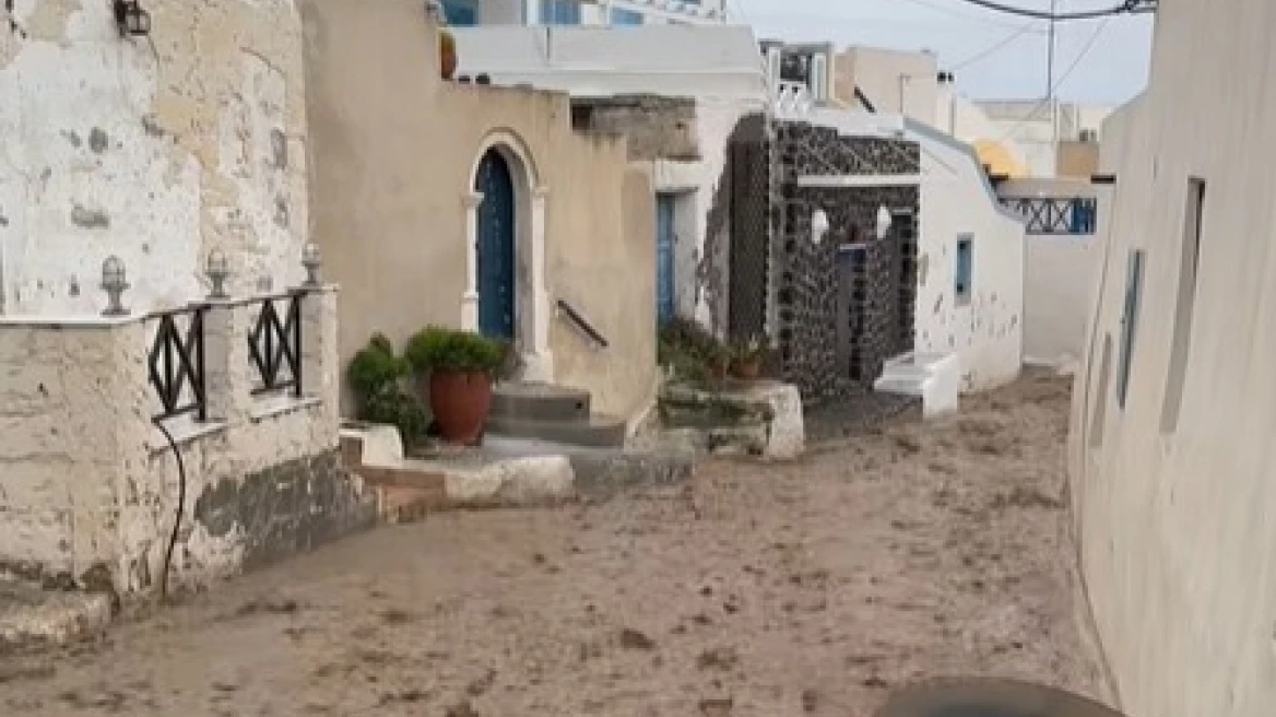 Κακοκαιρία στη Σαντορίνη: Δρόμοι έγιναν ποτάμια