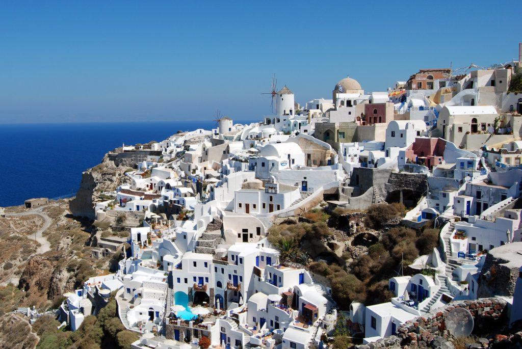 ΤΑ ΣΤΟΙΧΕΙΑ ΤΗΣ ΕΛΣΤΑΤ ΕΔΕΙΞΑΝ ΤΗ ΒΟΥΤΙΑ ΤΟΥ ΤΟΥΡΙΣΜΟΥ ΣΤΗΝ ΣΑΝΤΟΡΙΝΗ ΠΕΡΣΙ ΜΕ ΙΣΧΥΡΑ “ΡΙΧΤΕΡ” ΣΕ ΕΣΤΙΑΣΗ ΚΑΙ ΚΑΤΑΛΥΜΑΤΑ