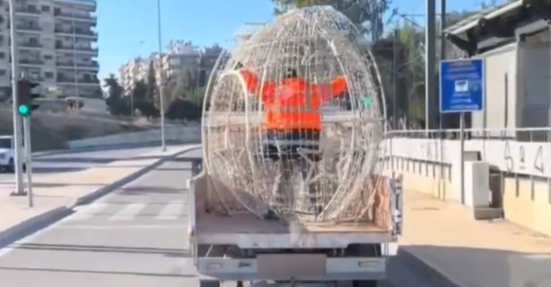 Τι άλλο θα δούμε! Υπάλληλοι δήμου κρατάνε σε καρότσα φορτίο με τα χέρια (BINTEO)