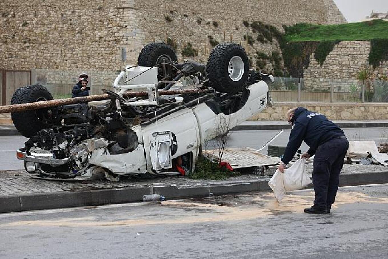 Τροχαίο στο Ηράκλειο: Ντελαπάρισε αυτοκίνητο στην παραλιακή – Δείτε φωτογραφίες