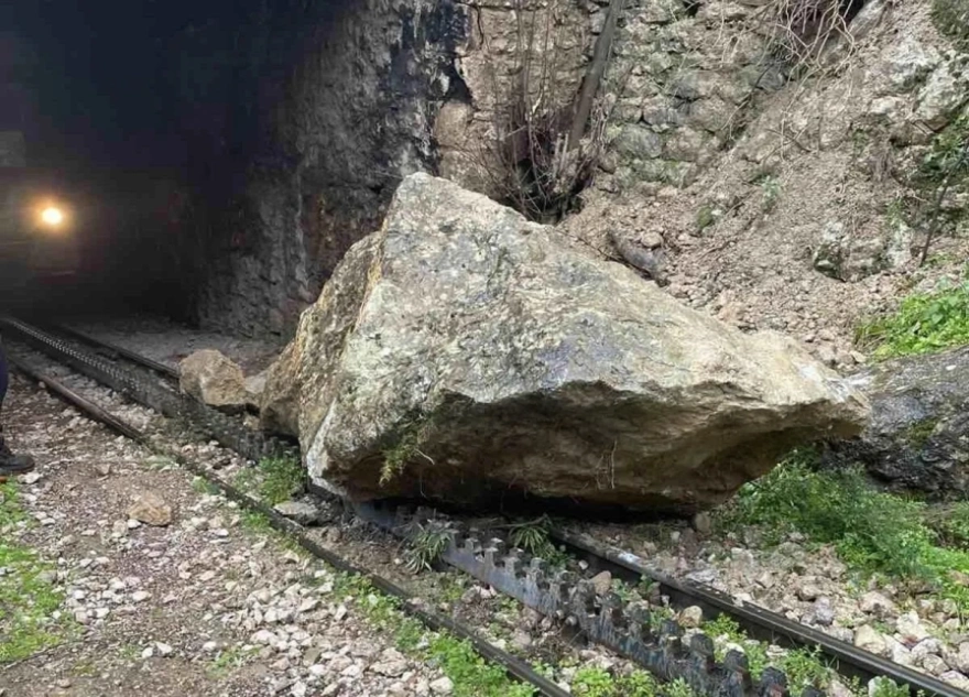 Νέα διακοπή στον Οδοντωτό μετά από πτώση βράχου – Στο μικροσκόπιο ξανά η ασφάλεια της γραμμής
