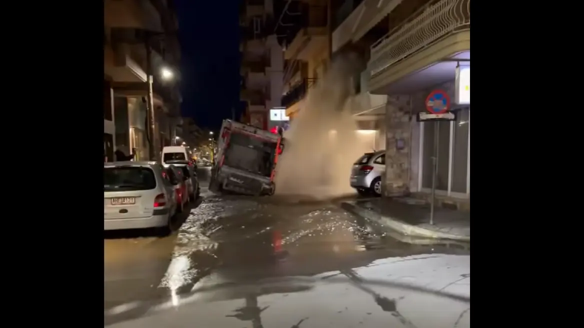 Απορριμματοφόρο βούλιαξε σε καθίζηση δρόμου στην Ξάνθη – Έσπασε αγωγός, τα νερά έφτασαν μέχρι τον πρώτο όροφο
